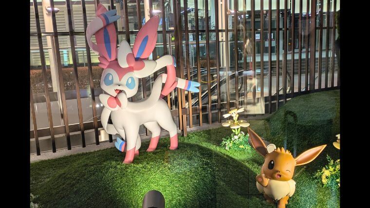 ポケモンセンター東北ニンフィアとイーブイ夜画像